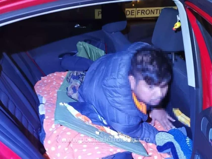 Doi cetățeni bengalezi, ascunși într-un autoturism la Nădlac II