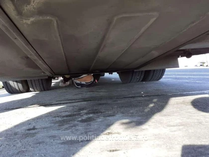 Doi cetăţeni din Egipt, depistați ascunşi sub un autocar la P.T.F. Nădlac II