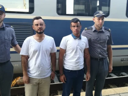 Doi cetățeni din Irak cu documente grecești false, prinși de poliţiştii de frontieră din Curtici