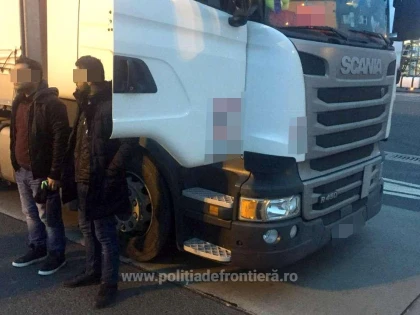 Doi cetățeni străini, ascunși în cabina unui automarfar, depistaţi la Nădlac