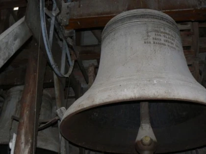 DOI HOTI AU FURAT UN CLOPOT VECHI DE 150 DE ANI, DIN CIMITIRUL DIN PANCOTA