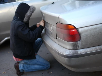 Doi hoți, de 18 și 23 de ani, prinși în timp ce furau din mai multe autoturisme