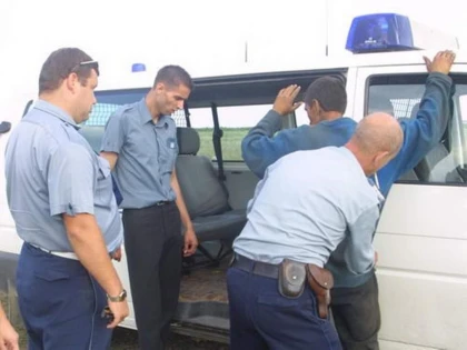 Doi hoți din Nădlac au fost prinși în flagrant în timp ce furau din curtea unei societăți