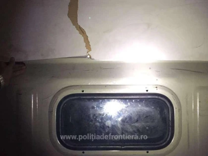 Doi irakieni, tată și fiu, descoperiți ascunşi într-o autoutilitară condusă de un cetăţean olandez