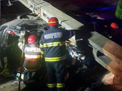 Doi minori au decedat şi alţi trei tineri au fost răniţi într-un accident rutier produs în vestul țării