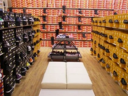 DOI MINORI AU FOST PRINSI FURAND ADIDASI DE LA MALL