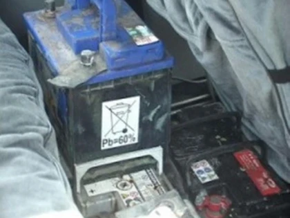 DOI MINORI AU FOST PRINSI LA FURAT DE ACUMULATORI AUTO