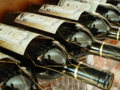DOI MINORI AU FURAT 34 DE STICLE DE VIN DINTR-UN AUTOTURISM