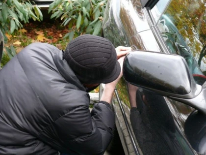 DOI MINORI AU FURAT BUNURI DINTR-UN AUTOTURISM