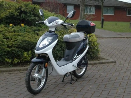 DOI MINORI AU INCERCAT SA FURE UN MOPED