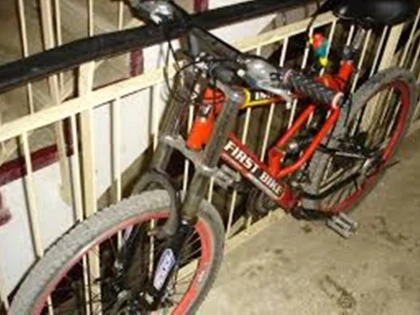 DOI MINORI AU SUSTRAS O BICICLETA DIN SCARA UNUI BLOC