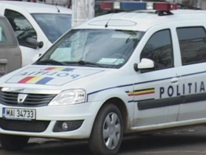 DOI MINORI SURPRINSI IN TIMP CE SPARGEAU PARBRIZUL UNEI MASIN