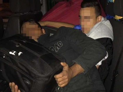 Doi români ascunși într-un microbuz, depistați la P.T.F. Nădlac