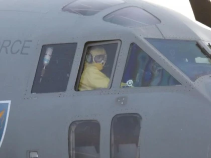 Doi români au fost aduși cu măsuri speciale de protecție din China