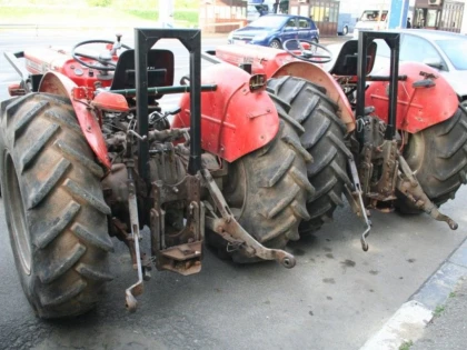 DOI ROMANI AU INCERCAT SA INTRODUCA IN TARA UTILAJE AGRICOLE CU ACTE FALSE