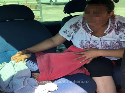 Doi sibieni, prinși încercând să își scoată ilegal fetița de un an din țară
