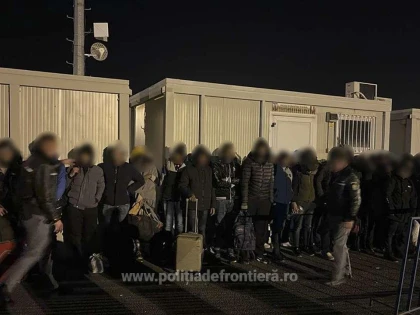 Doi șoferi s-au ales cu dosare penale, după ce în mașinile lor au fost descoperiți peste 70 de migranţi