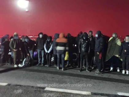 Doi şoferi turci sunt cercetaţi pentru transportul a douăzeci de cetăţeni din Irak, Siria, Egipt şi Afganistan spre frontieră
