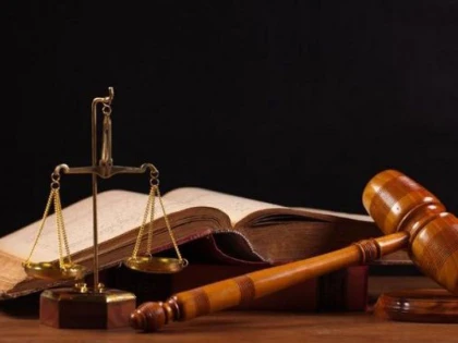 Doi suspecți de crimă au fost lăsați în libertate de judecători