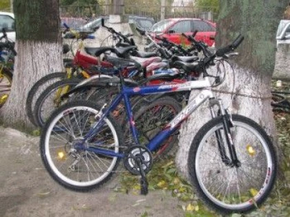 DOI TINERI AU FOST DEPISTATI SI ACUZATI DE FURTUL MAI MULTOR BICICLETE