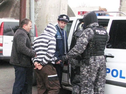 DOI TINERI AU FOST PRINSI IN FLAGRANT IN TIMP CE FURAU DIN MAGAZIN
