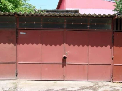 DOI TINERI AU FOST PRINSI IN TIMP CE SPARGEAU UN GARAJ