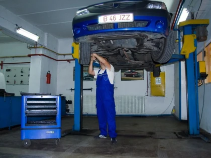 DOI TINERI AU FURAT SCULE DINTR-UN ATELIER MECANIC