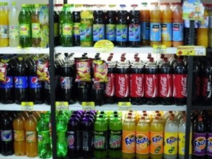 Doi tineri au spart, noaptea, un local din Ineu, de unde au sustras băuturi alcoolice și sucuri