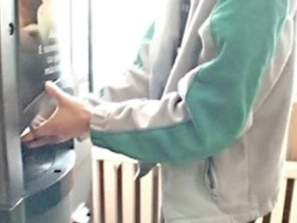 Doi tineri din Arad au furat banii din aparatul de cafea de pe terasa Centrului de Vizitare Ceala