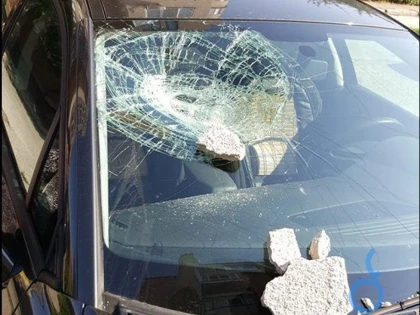 Doi tineri din Sânmartin au distrus parbrizul și luneta unui autoturism