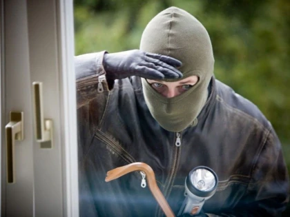 Doi tineri specializați în furturi din locuințe au fost prinși de polițiștii din Chișineu-Criș