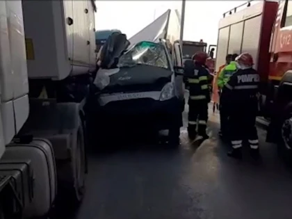 Doi tiriști, tată și fiu, au omorât un om strivindu-i mașina la mijloc pentru că a îndrăznit să depășească
