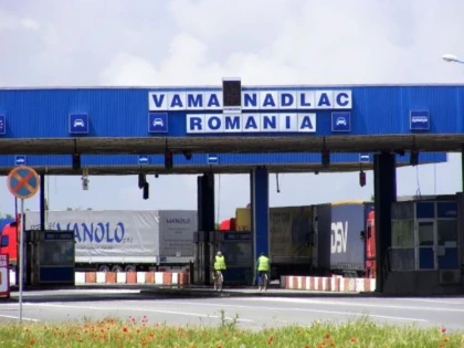 DOI TURCI ASCUNSI IN SEMIREMORCA UNUI AUTOMARFAR AU INCERCAT SA TREACA ILEGAL GRANITA