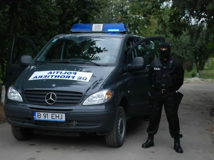 DOI URMĂRIȚI GENERAL ȘI UNUL INTERNAȚIONAL, DEPISTAȚI LA FRONTIERĂ