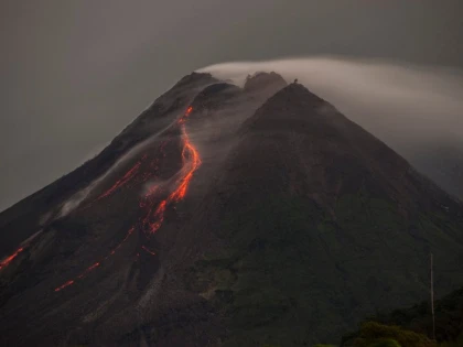 Doi vulcani au erupt în Indonezia pe insule diferite