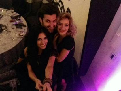 DOINITA OANCEA S-A DISTRAT COPIOS LA ZIUA ADELINEI! BRUNETA A FACUT SELFIE-URI LA GREU!