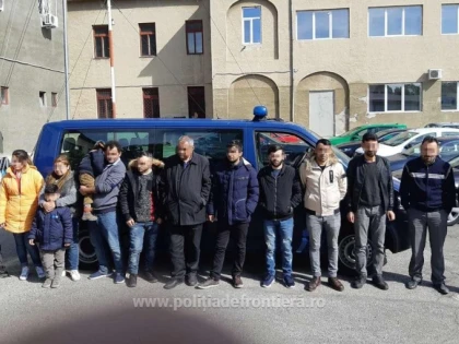 Doisprezece cetățeni străini ascunși într-un automarfar, depistaţi de poliţiştii de frontieră arădeni