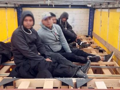 Doisprezece cetățeni străini depistați la Nădlac II, ascunși în TIR-uri și autoturisme