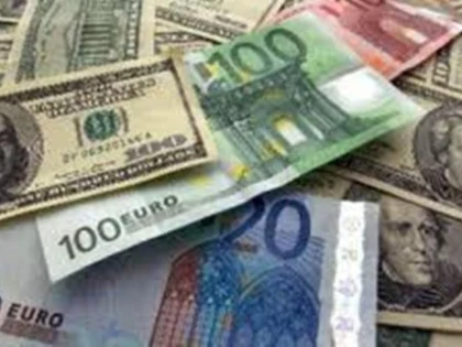 DOLARUL MAI ARE UN PAS SA INTRE SUB 4 LEI, DAR ANALISTII SE ASTEAPTA LA O REVENIRE IN FORTA