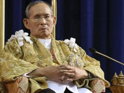 DOLIU PENTRU UN AN ÎN THAILANDA, ÎN URMA DECESULUI REGELUI BHUMIBOL