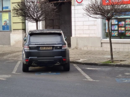 Domnilor politicieni, nu mai parcați pe locurile rezervate persoanelor cu handicap!