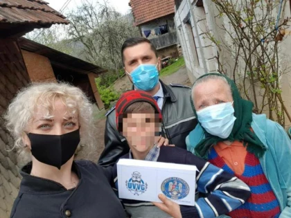 Donații din partea polițiștilor în zonele defavorizate din județ