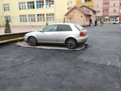 DOREL LOVESTE DIN NOU. PARCARE ASFALTATA INTR-UN MOD ORIGINAL
