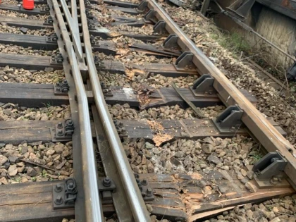 Dosar penal după ce un tren a deraiat în Arad. 25.000 de litri de motorină s-au scurs din vagoanele-cisternă