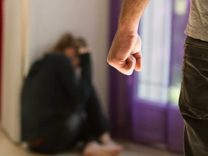 Dosar penal pentru că și-a călcat în picioare soția și fiica