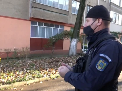 Dosar penal pentru o arădeancă infectată cu COVID-19, care a încălcat restricțiile și s-a plimbat prin oraș
