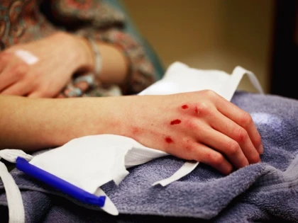 Dosar penal pentru un bărbat de 35 de ani din Beliu care și-a bătut mama