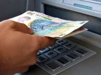 Dosar penal pentru un tânăr care a furat un card și a scos din bancomat peste 2000 de lei