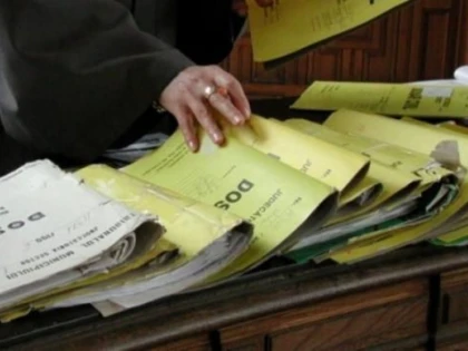 DOSARE PENALE PENTRU PATRU PERSOANE DUSE LA VOT CU PROMISIUNEA CA PRIMESC BANI