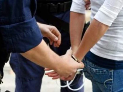 Două arădence, prinse după ce au spart și furat din mai multe boxe